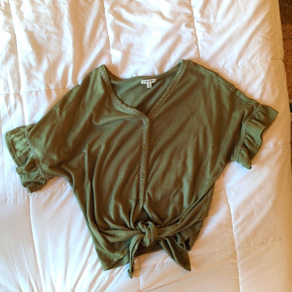 Green Max Studio Small crop shirt